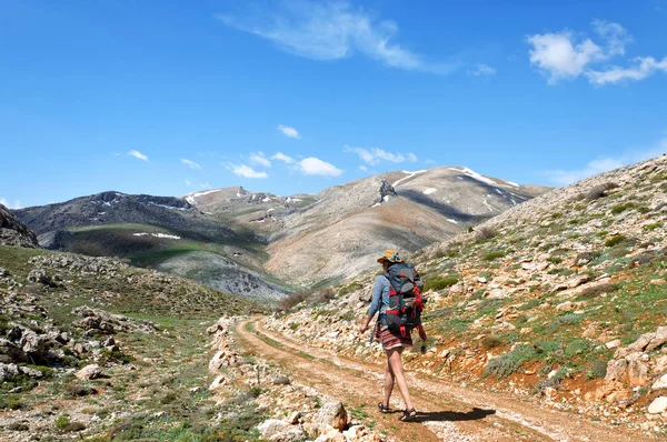 Backpacker with backpack walking on dirt road in Mountains, southern Turkey — Stock Photo, Image