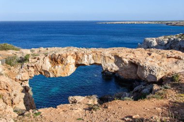 doğal taş köprü mağarada Akdeniz, Ayia Napa, Kıbrıs.