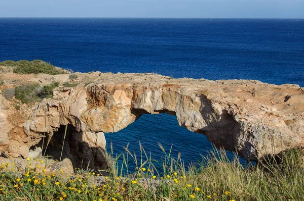 Přírodní kamenný most jeskyně ve Středozemním moři, Ayia Napa, Kypr. — Stock fotografie