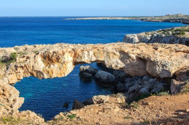 doğal taş köprü mağarada Akdeniz, Ayia Napa, Kıbrıs.