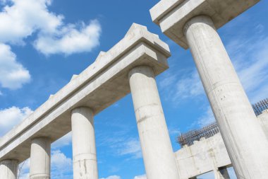 İnşaat otoyol kavşağı İnşaat Sanayi yeni otoyol kavşağı köprü rampaları araç trafik akışı sütunları için sürdürülen