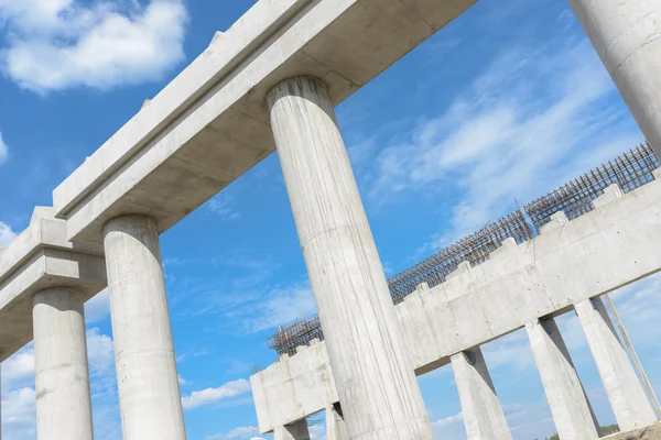 İnşaat otoyol kavşağı İnşaat Sanayi yeni otoyol kavşağı köprü rampaları araç trafik akışı sütunları için sürdürülen