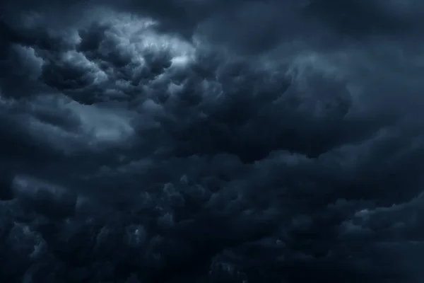 Chuva Tempestuosa Nuvens Fundo Céu Escuro — Fotografia de Stock