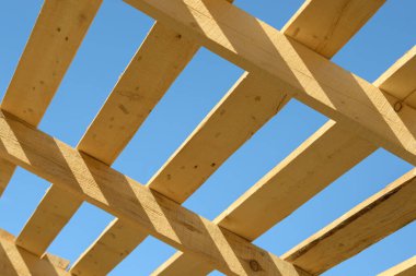 Tahta inşaat alanında toplanmış. Binanın yeni yapısı. Doğal malzemelerden yapılmış iskelet iskeleti. Ahşap zemin ya da tavan. İnşaatın elementleri ve bileşenleri.