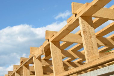 Tahta inşaat alanında toplanmış. Binanın yeni yapısı. Doğal malzemelerden yapılmış iskelet iskeleti. Ahşap zemin ya da tavan. İnşaatın elementleri ve bileşenleri.