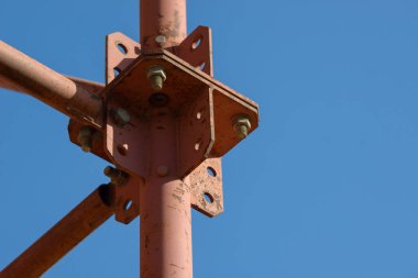 İnşaat iskelesi elementleri. Metal iskele boruları ve parmaklıklar. İnşaat alanı detayları. Köprü desteği. Sanayi geçmişi.