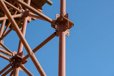 İnşaat iskelesi elementleri. Metal iskele boruları ve parmaklıklar. İnşaat alanı detayları. Köprü desteği. Sanayi geçmişi.