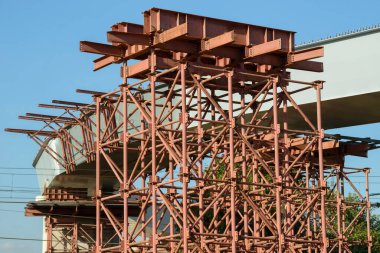 İnşaat iskelesi elementleri. Metal iskele boruları ve parmaklıklar. İnşaat alanı detayları. Köprü desteği. Sanayi geçmişi.