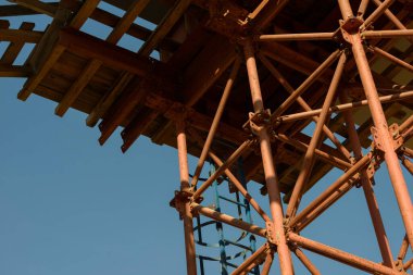 İnşaat iskelesi elementleri. Metal iskele boruları ve parmaklıklar. İnşaat alanı detayları. Köprü desteği. Sanayi geçmişi.