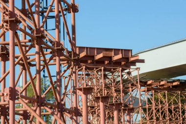 İnşaat iskelesi elementleri. Metal iskele boruları ve parmaklıklar. İnşaat alanı detayları. Köprü desteği. Sanayi geçmişi.
