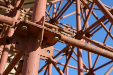 İnşaat iskelesi elementleri. Metal iskele boruları ve parmaklıklar. İnşaat alanı detayları. Köprü desteği. Sanayi geçmişi.