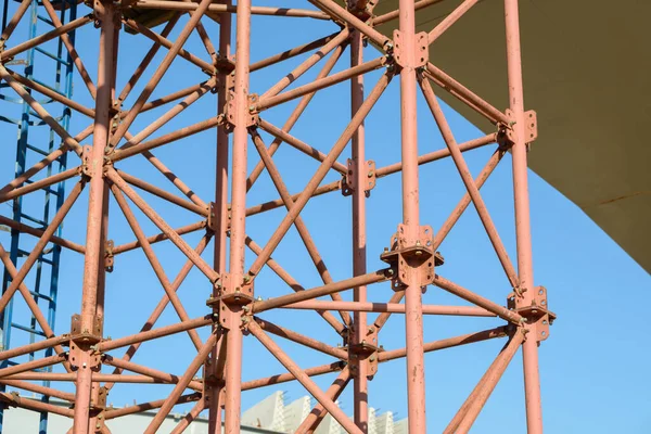 要素の構築をスキャッディング 金属足場チューブとバー 工事現場の詳細 橋のサポート 産業背景 — ストック写真