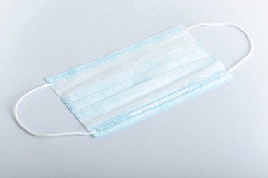 Tıbbi doktor ameliyat dezenfekte maskesi. Tıbbi malzemeler koruyucu ekipman steril maskesiyle karşılaşıyor. Sağlık sigortası Coronavirus Covid19 karantinası. Mavi solunum cihazı..