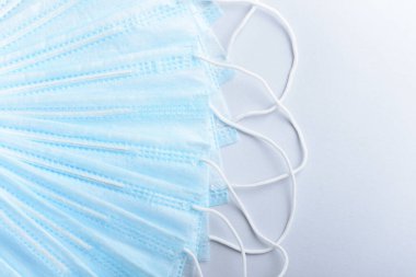 Tıbbi doktor ameliyat dezenfekte maskesi. Tıbbi malzemeler koruyucu ekipman steril maskesiyle karşılaşıyor. Sağlık sigortası Coronavirus Covid19 karantinası. Mavi solunum cihazı..
