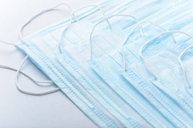 Tıbbi doktor ameliyat dezenfekte maskesi. Tıbbi malzemeler koruyucu ekipman steril maskesiyle karşılaşıyor. Sağlık sigortası Coronavirus Covid19 karantinası. Mavi solunum cihazı..