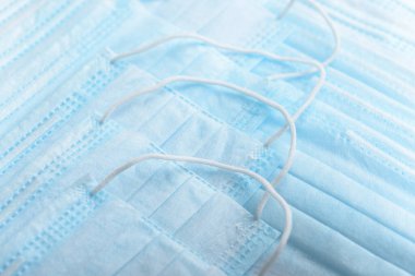 Tıbbi doktor ameliyat dezenfekte maskesi. Tıbbi malzemeler koruyucu ekipman steril maskesiyle karşılaşıyor. Sağlık sigortası Coronavirus Covid19 karantinası. Mavi solunum cihazı..