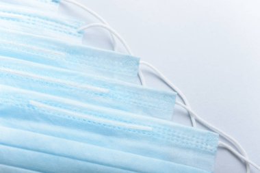 Tıbbi doktor ameliyat dezenfekte maskesi. Tıbbi malzemeler koruyucu ekipman steril maskesiyle karşılaşıyor. Sağlık sigortası Coronavirus Covid19 karantinası. Mavi solunum cihazı..