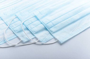 Tıbbi doktor ameliyat dezenfekte maskesi. Tıbbi malzemeler koruyucu ekipman steril maskesiyle karşılaşıyor. Sağlık sigortası Coronavirus Covid19 karantinası. Mavi solunum cihazı..