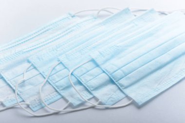 Tıbbi doktor ameliyat dezenfekte maskesi. Tıbbi malzemeler koruyucu ekipman steril maskesiyle karşılaşıyor. Sağlık sigortası Coronavirus Covid19 karantinası. Mavi solunum cihazı..