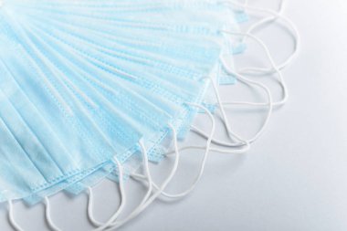 Tıbbi doktor ameliyat dezenfekte maskesi. Tıbbi malzemeler koruyucu ekipman steril maskesiyle karşılaşıyor. Sağlık sigortası Coronavirus Covid19 karantinası. Mavi solunum cihazı..