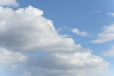 Beyaz, kabarık bulutlar. Doğal manzara soyut arka plan. Hava koşulları arka planda değişiyor. Mavi gökyüzü şehvetli bulutlarla dolu..