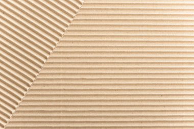 Karton ya da karton paketleme malzemesi. Selülozdan yapılmış kıvrımlı kağıt çarşafların dokusu. Kutular ve ambalaj malzemeleri. Karton kaplama arka plan. Doğal kahverengi karton yüzey.