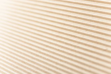 Karton ya da karton paketleme malzemesi. Selülozdan yapılmış kıvrımlı kağıt çarşafların dokusu. Kutular ve ambalaj malzemeleri. Karton kaplama arka plan. Doğal kahverengi karton yüzey.