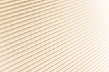 Karton ya da karton paketleme malzemesi. Selülozdan yapılmış kıvrımlı kağıt çarşafların dokusu. Kutular ve ambalaj malzemeleri. Karton kaplama arka plan. Doğal kahverengi karton yüzey.