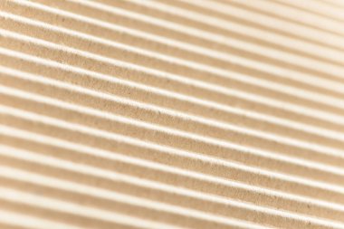 Karton ya da karton paketleme malzemesi. Selülozdan yapılmış kıvrımlı kağıt çarşafların dokusu. Kutular ve ambalaj malzemeleri. Karton kaplama arka plan. Doğal kahverengi karton yüzey.