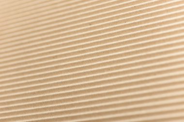 Karton ya da karton paketleme malzemesi. Selülozdan yapılmış kıvrımlı kağıt çarşafların dokusu. Kutular ve ambalaj malzemeleri. Karton kaplama arka plan. Doğal kahverengi karton yüzey.