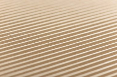 Karton ya da karton paketleme malzemesi. Selülozdan yapılmış kıvrımlı kağıt çarşafların dokusu. Kutular ve ambalaj malzemeleri. Karton kaplama arka plan. Doğal kahverengi karton yüzey.