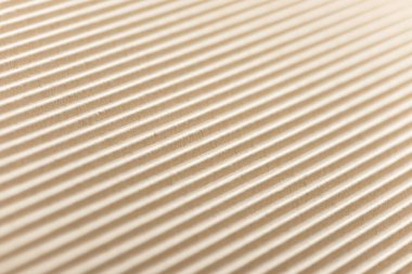 Karton ya da karton paketleme malzemesi. Selülozdan yapılmış kıvrımlı kağıt çarşafların dokusu. Kutular ve ambalaj malzemeleri. Karton kaplama arka plan. Doğal kahverengi karton yüzey.