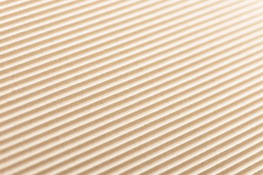 Karton ya da karton paketleme malzemesi. Selülozdan yapılmış kıvrımlı kağıt çarşafların dokusu. Kutular ve ambalaj malzemeleri. Karton kaplama arka plan. Doğal kahverengi karton yüzey.