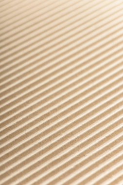 Karton ya da karton paketleme malzemesi. Selülozdan yapılmış kıvrımlı kağıt çarşafların dokusu. Kutular ve ambalaj malzemeleri. Karton kaplama arka plan. Doğal kahverengi karton yüzey.