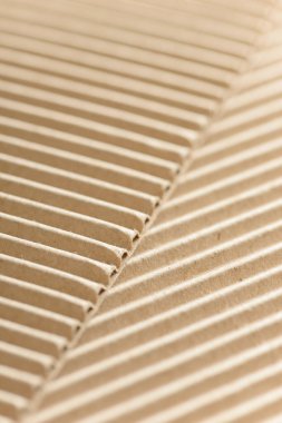 Karton ya da karton paketleme malzemesi. Selülozdan yapılmış kıvrımlı kağıt çarşafların dokusu. Kutular ve ambalaj malzemeleri. Karton kaplama arka plan. Doğal kahverengi karton yüzey.