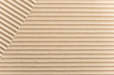 Karton ya da karton paketleme malzemesi. Selülozdan yapılmış kıvrımlı kağıt çarşafların dokusu. Kutular ve ambalaj malzemeleri. Karton kaplama arka plan. Doğal kahverengi karton yüzey.