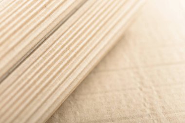 Karton ya da karton paketleme malzemesi. Selülozdan yapılmış kıvrımlı kağıt çarşafların dokusu. Kutular ve ambalaj malzemeleri. Karton kaplama arka plan. Doğal kahverengi karton yüzey.