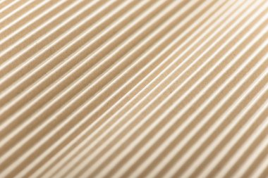 Karton ya da karton paketleme malzemesi. Selülozdan yapılmış kıvrımlı kağıt çarşafların dokusu. Kutular ve ambalaj malzemeleri. Karton kaplama arka plan. Doğal kahverengi karton yüzey.