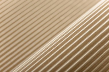 Karton ya da karton paketleme malzemesi. Selülozdan yapılmış kıvrımlı kağıt çarşafların dokusu. Kutular ve ambalaj malzemeleri. Karton kaplama arka plan. Doğal kahverengi karton yüzey.