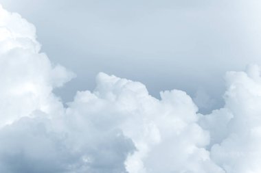 Beyaz, kabarık bulutlar. Doğal manzara soyut arka plan. Hava koşulları arka planda değişiyor. Gökyüzü şehvetli bulutlarla dolu..