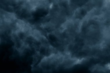 Fırtınalı yağmur, büyük kabarık bulutlar. Karanlık gökyüzü. Doğal manzara soyut arka plan. Hava koşulları arka planda değişiyor. Gökyüzü şehvetli bulutlarla dolu..