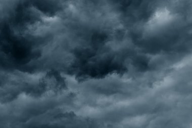 Fırtınalı yağmur, büyük kabarık bulutlar. Karanlık gökyüzü. Doğal manzara soyut arka plan. Hava koşulları arka planda değişiyor. Gökyüzü şehvetli bulutlarla dolu..