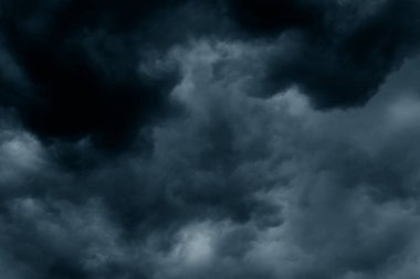 Fırtınalı yağmur, büyük kabarık bulutlar. Karanlık gökyüzü. Doğal manzara soyut arka plan. Hava koşulları arka planda değişiyor. Gökyüzü şehvetli bulutlarla dolu..