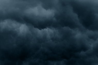 Fırtınalı yağmur, büyük kabarık bulutlar. Karanlık gökyüzü. Doğal manzara soyut arka plan. Hava koşulları arka planda değişiyor. Gökyüzü şehvetli bulutlarla dolu..