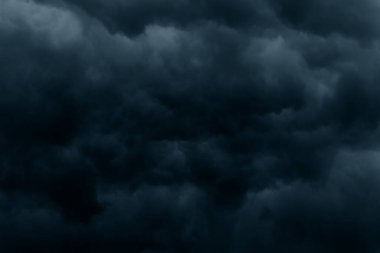 Fırtınalı yağmur, büyük kabarık bulutlar. Karanlık gökyüzü. Doğal manzara soyut arka plan. Hava koşulları arka planda değişiyor. Gökyüzü şehvetli bulutlarla dolu..