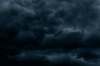 Fırtınalı yağmur, büyük kabarık bulutlar. Karanlık gökyüzü. Doğal manzara soyut arka plan. Hava koşulları arka planda değişiyor. Gökyüzü şehvetli bulutlarla dolu..