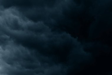 Fırtınalı yağmur, büyük kabarık bulutlar. Karanlık gökyüzü. Doğal manzara soyut arka plan. Hava koşulları arka planda değişiyor. Gökyüzü şehvetli bulutlarla dolu..