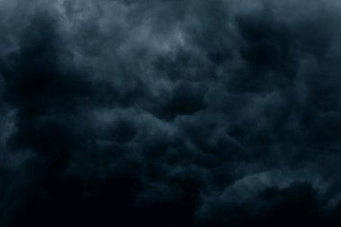 Fırtınalı yağmur, büyük kabarık bulutlar. Karanlık gökyüzü. Doğal manzara soyut arka plan. Hava koşulları arka planda değişiyor. Gökyüzü şehvetli bulutlarla dolu..