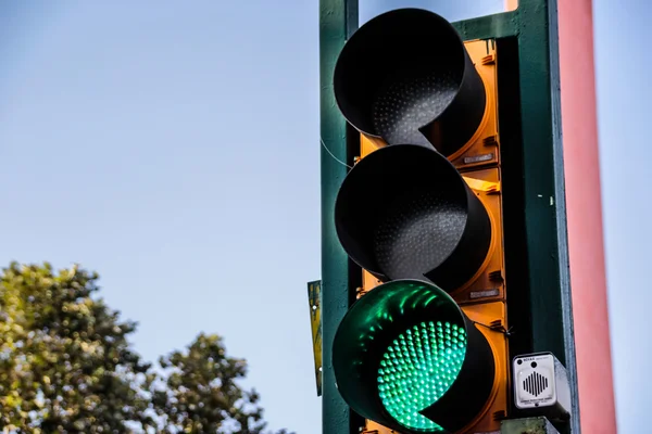 Traffic light on urban scenario — Stock Photo, Image