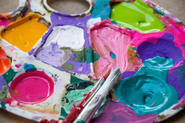 Kunstpalette mit Farben — Stockfoto